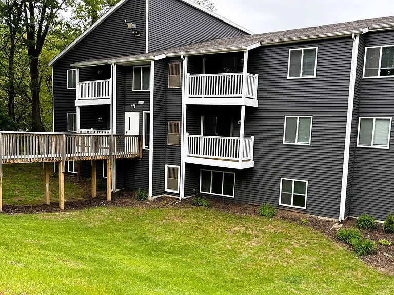 Leonard East Apartments Immediate Move In — Photo 20
