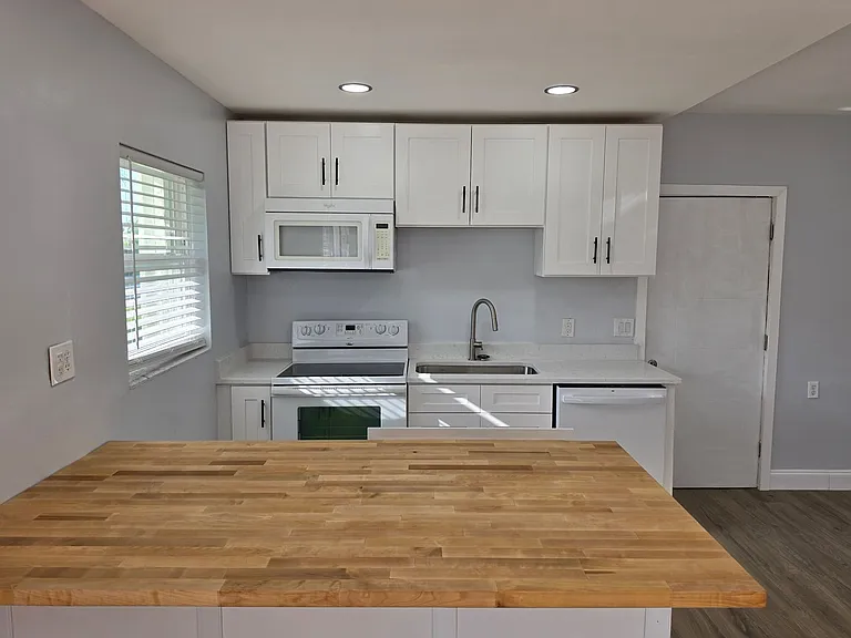 1004 Catherine St — Photo 11