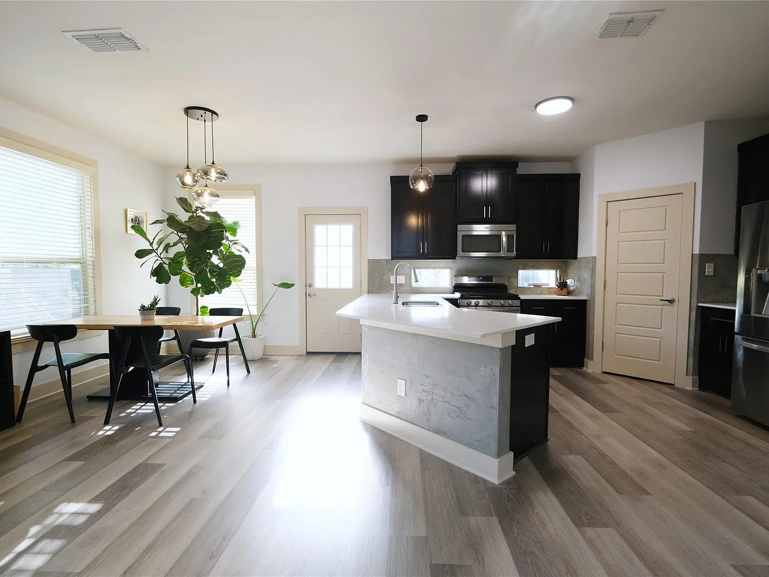 3 bed, 2.5 bath, 1512 sqft, $3,250 — Photo 3