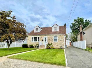 118 Manhattan Ave, Westbury, NY 11590