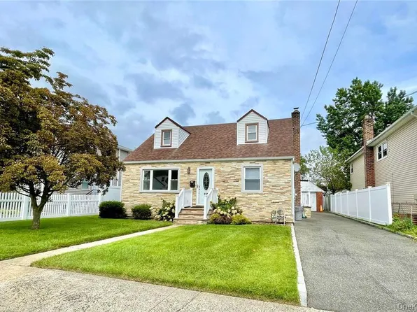 118 Manhattan Ave, Westbury, NY 11590