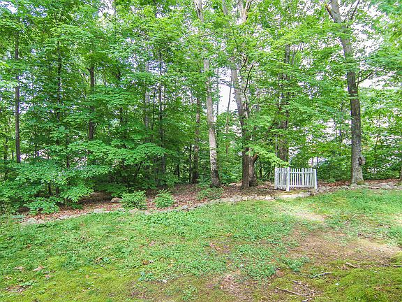 4th image of 2829 Maple Hollow Ln