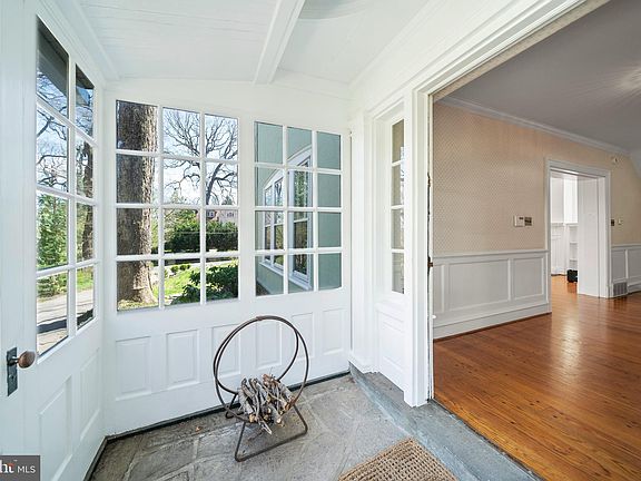 3rd image of 621 W Hortter St