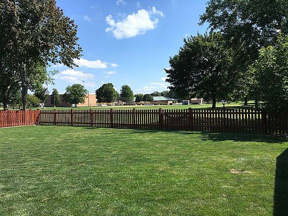 Back yard fenced,Park behind