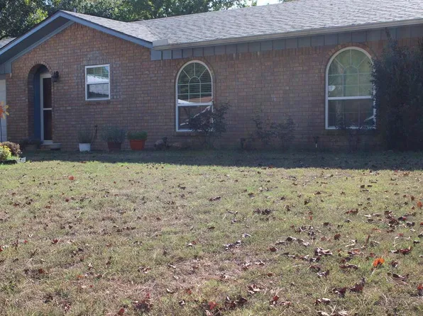 224 E Greenfield Dr, Wake Village, TX 75501