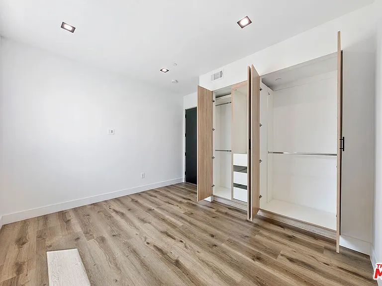 10842 Victory Blvd #201 — Photo 12