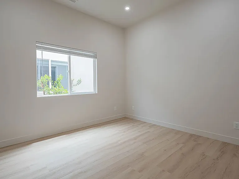 987 Harcourt Ave — Photo 19