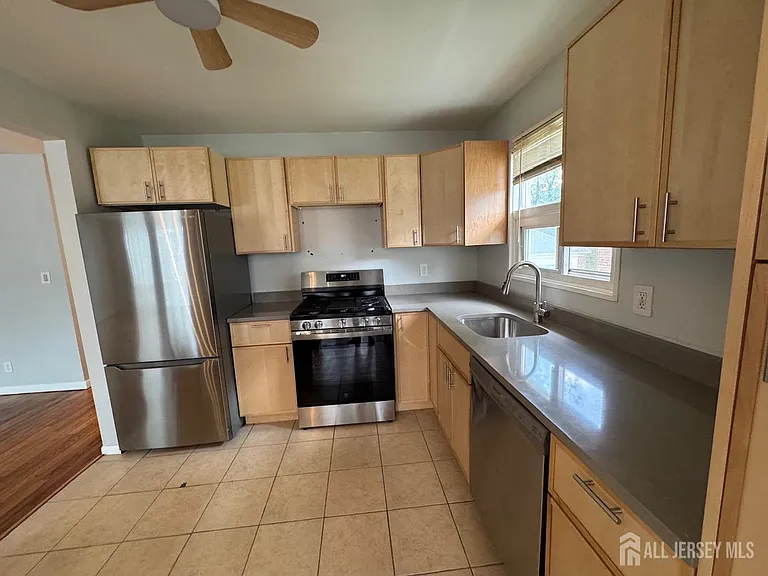 1038 Kingsland Ln — Photo 5