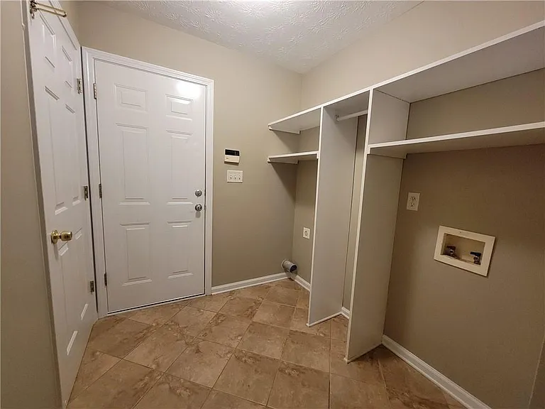 1325 Heatherton Rd — Photo 32