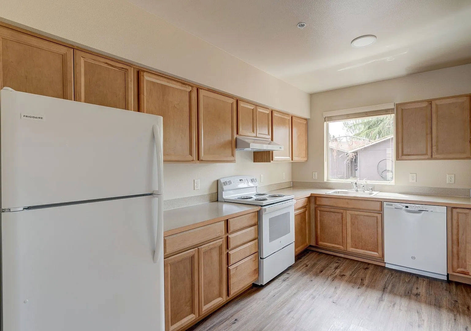 M1250 - Park Terrace Apartments — Photo 2