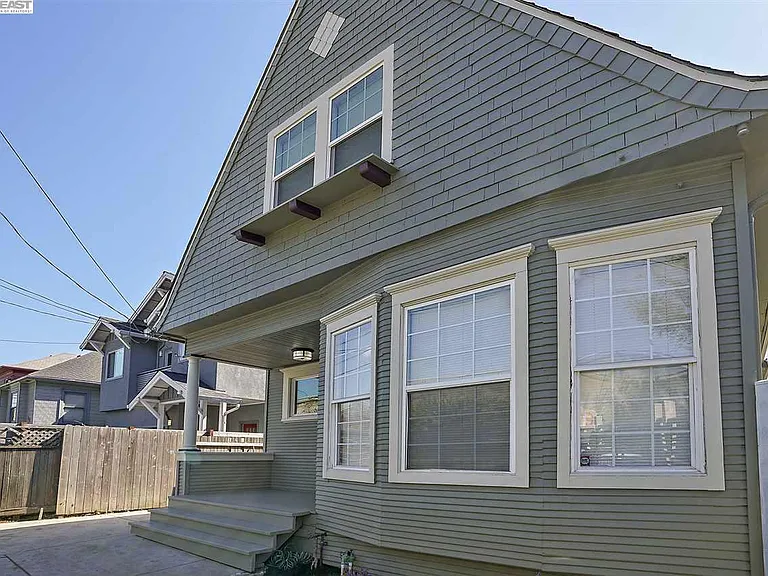 871 35th St — Photo 2