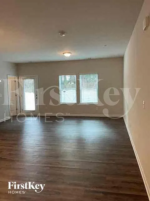 3 bed, 2.5 bath, 1817 sqft, $2,330 — Photo 2