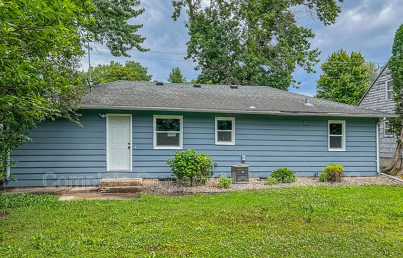 3 bed, 1.0 bath, 1030 sqft, $1,425 — Photo 3