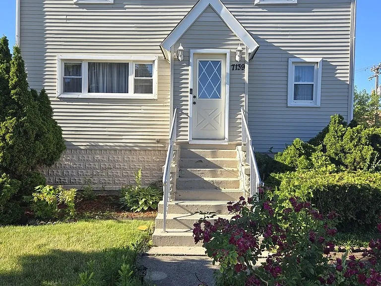7139 W 74th Pl — Photo 2