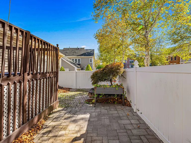 102 Burnet Cres #102 — Photo 48