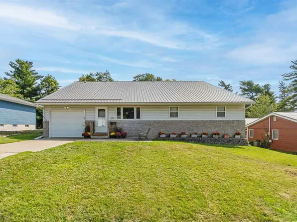 520 S Ave E, Washington, IA 52353