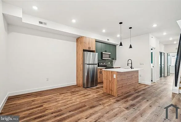 3 bed, $1,700 — Photo 2