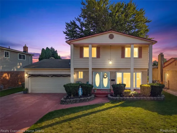 2986 Groves Dr, Sterling Heights, MI 48310