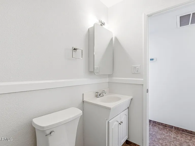 250 E Park Ave — Photo 18