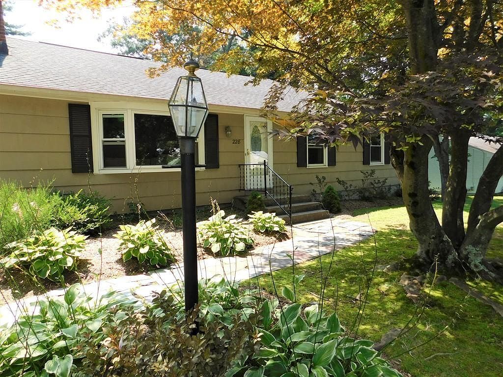 228 Maple St, East Longmeadow, MA 01028 Zillow