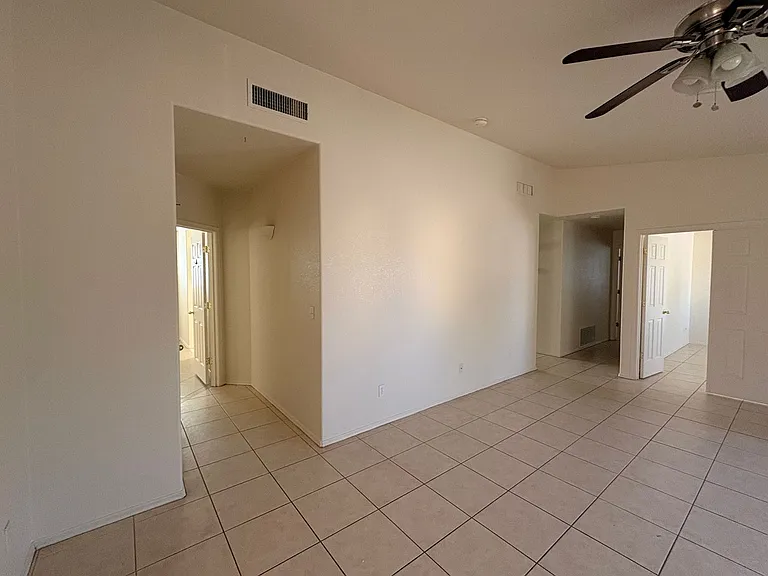 2133 W Roundwood Pl — Photo 5
