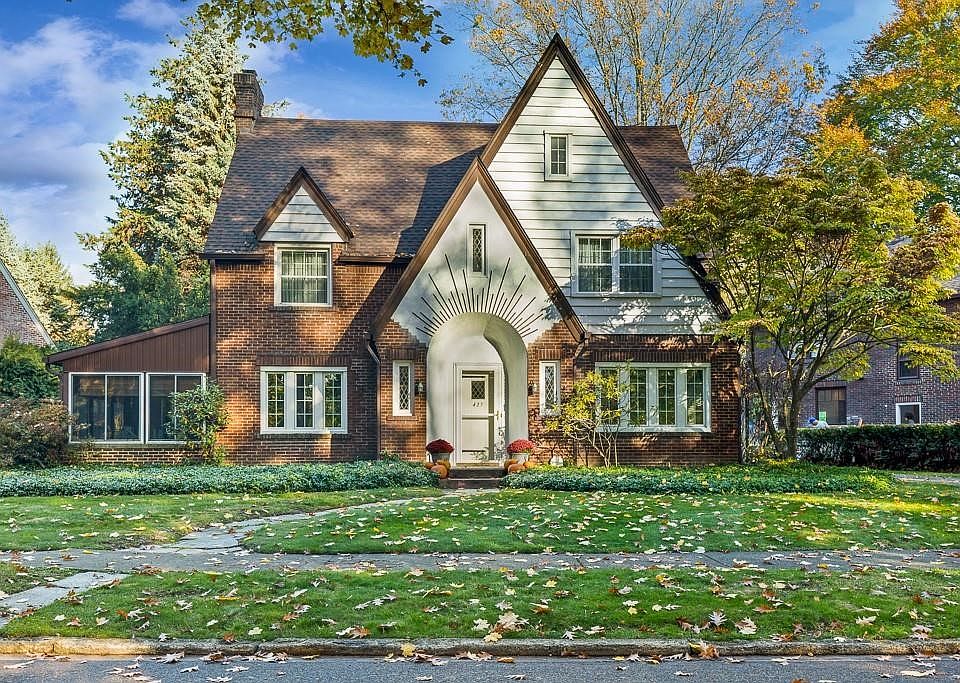 1st image of 427 Crescent Dr