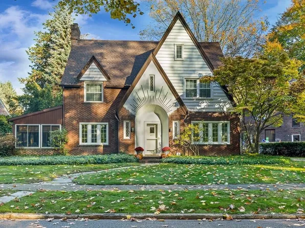 427 Crescent Dr, Erie, PA 16505