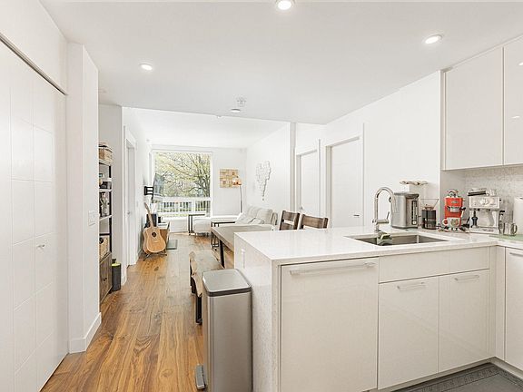 4th image of 5058 Cambie St #108