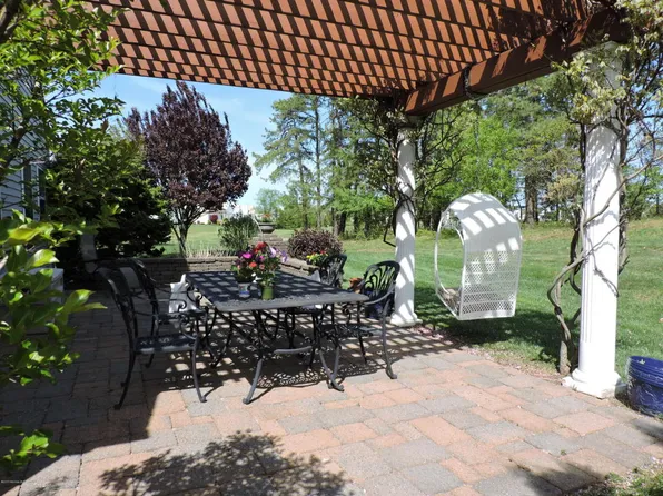 19 Moet Ct, Manchester, NJ 08759