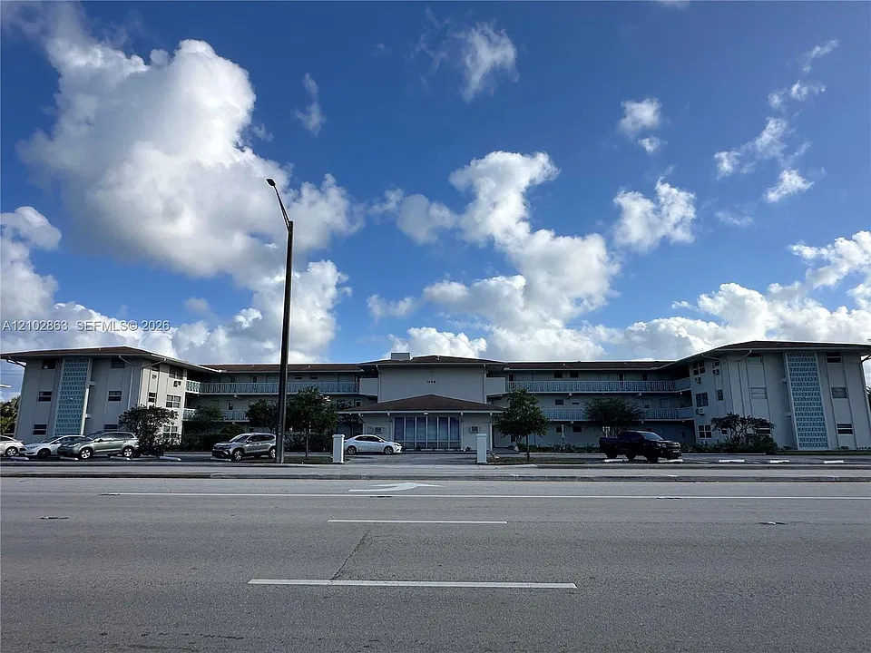 1050 E Sample Rd #202
