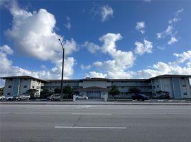 1050 E Sample Rd, Pompano Beach, FL
