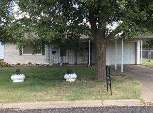 1604 Oakland St, Plainview, TX 79072