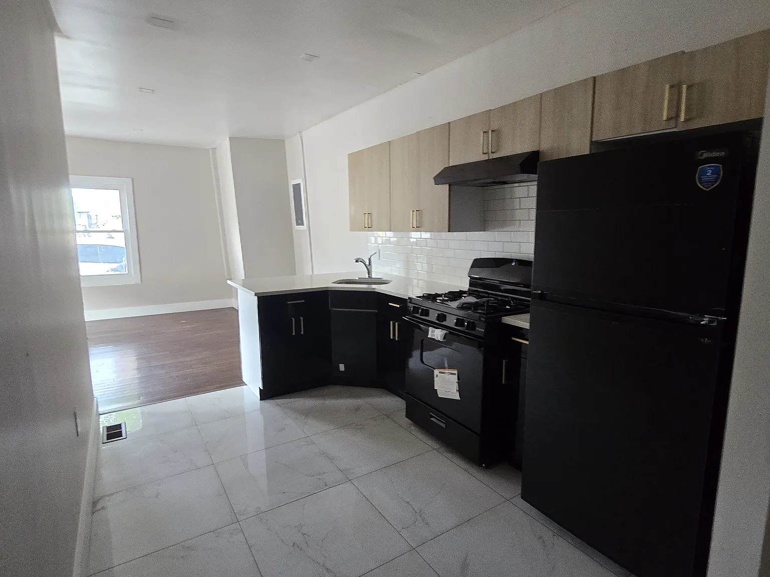 4 bed, $2,800 — Photo 1