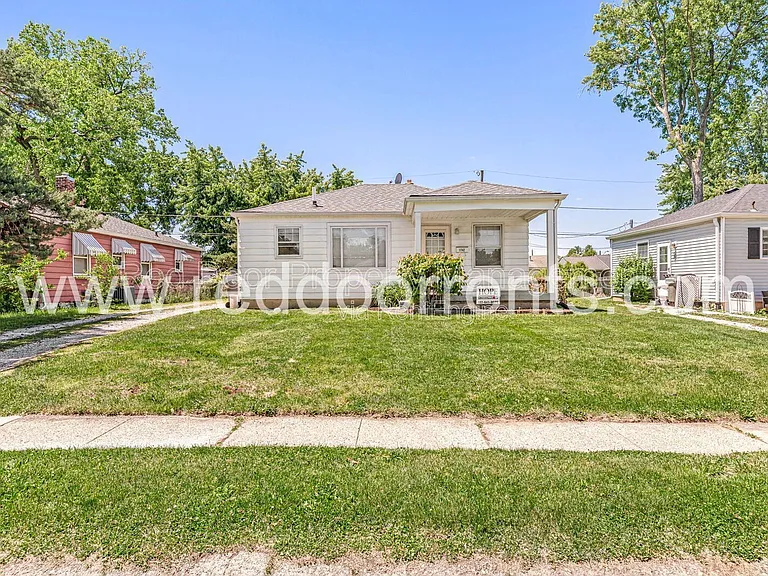 1742 N Whittier Pl — Photo 4