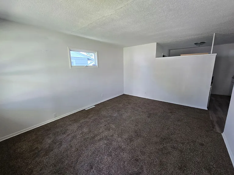 224 SE Lime St — Photo 2