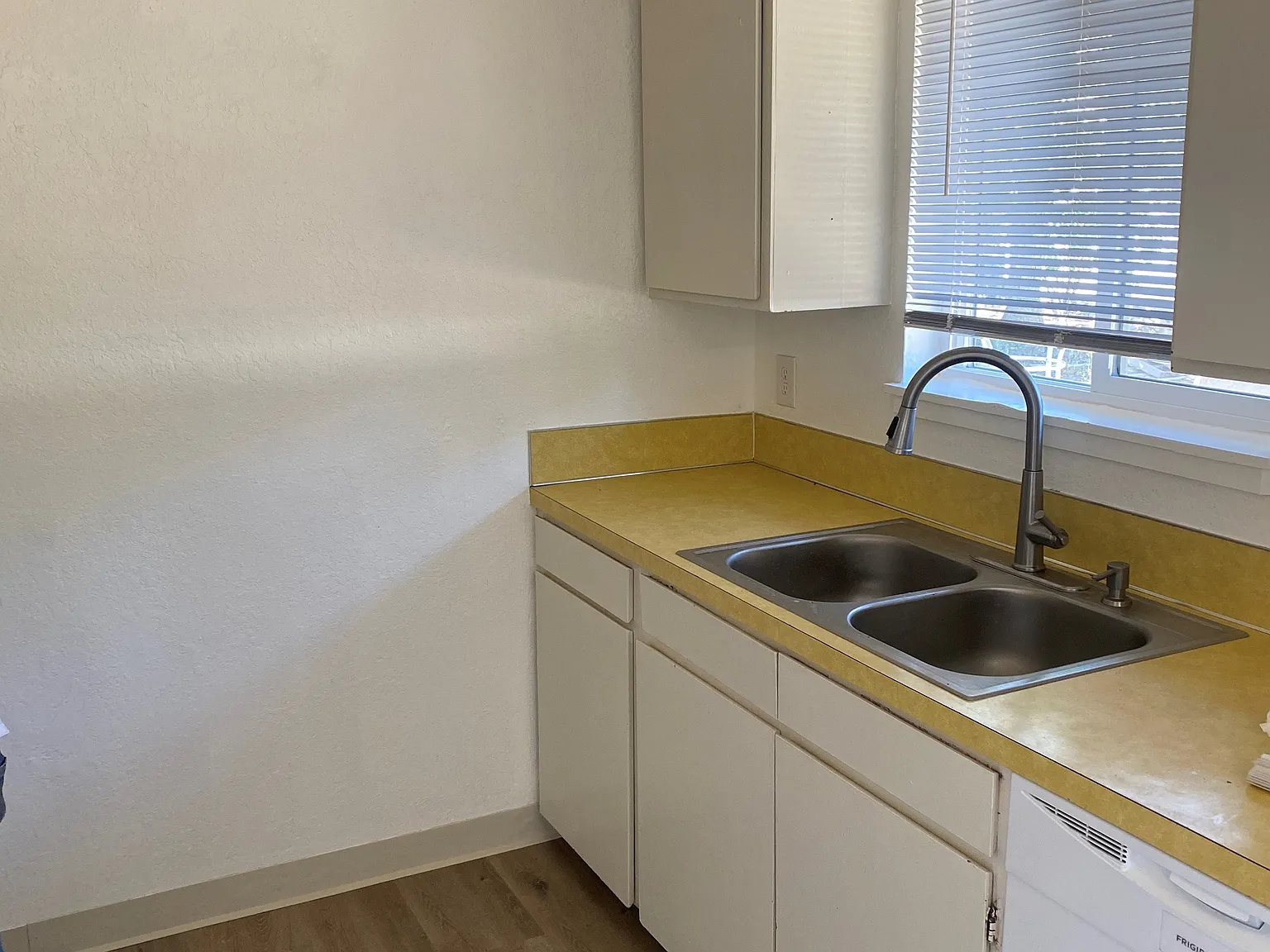 3 bed, 1.5 bath, 1008 sqft, $1,605 — Photo 4