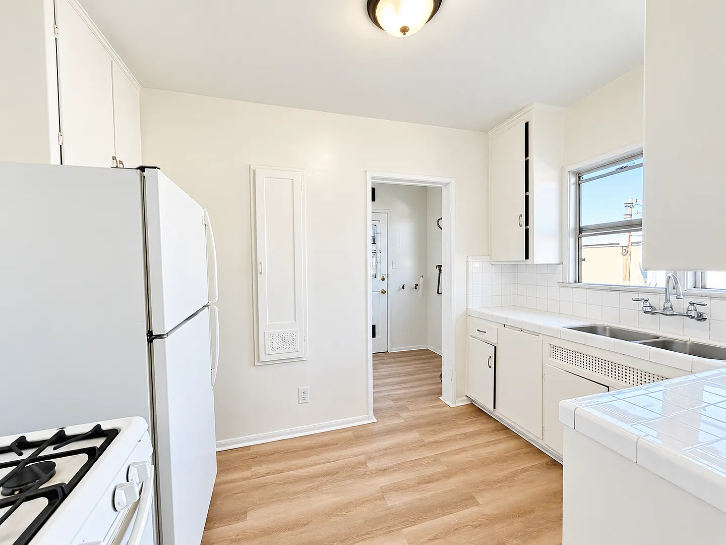 2116 Ridgeley Apartments — Photo 3