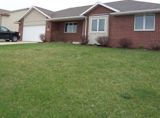2483 Amber Ridge Dr, Dubuque, IA 52002
