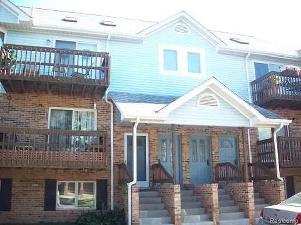 392 Pinewood Dr, Plymouth, MI 48170