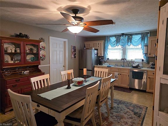 5th image of 302 Spring St