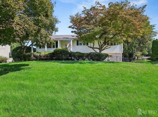 9 Heather Dr, Manalapan, NJ 07726