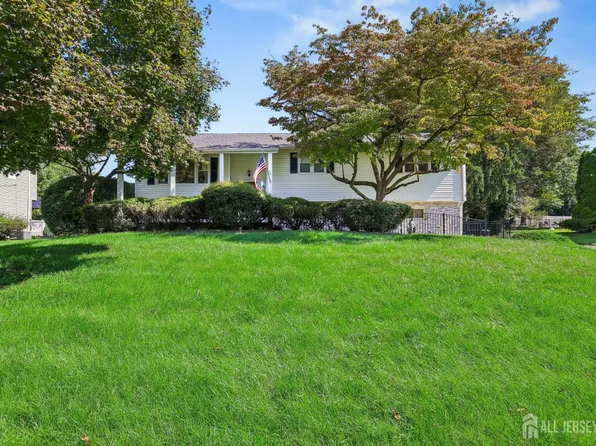9 Heather Dr, Manalapan, NJ 07726