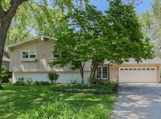 27W156 Fleming Dr, Winfield, IL 60190