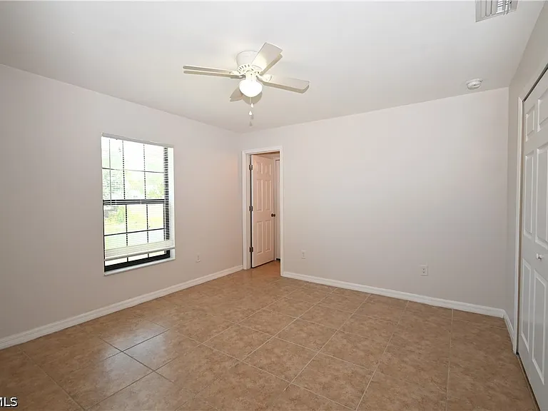 704 SE 6th Ter — Photo 5