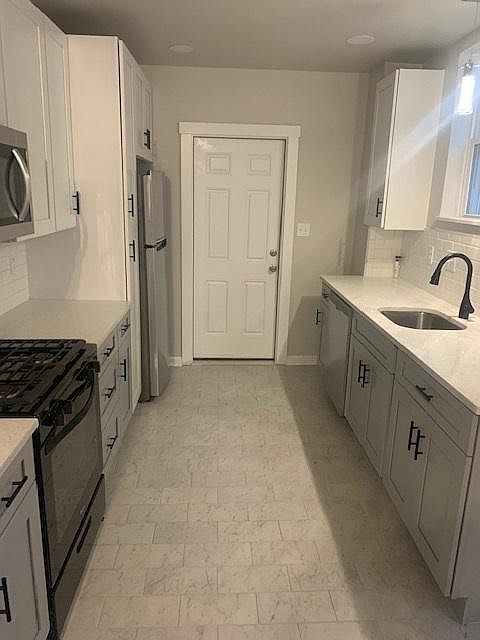 Gorgeous ALL NEW KITCHEN w quartz countertops, SS appliances