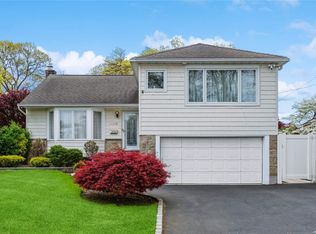 1409 Meadow Ln, Seaford, NY 11783