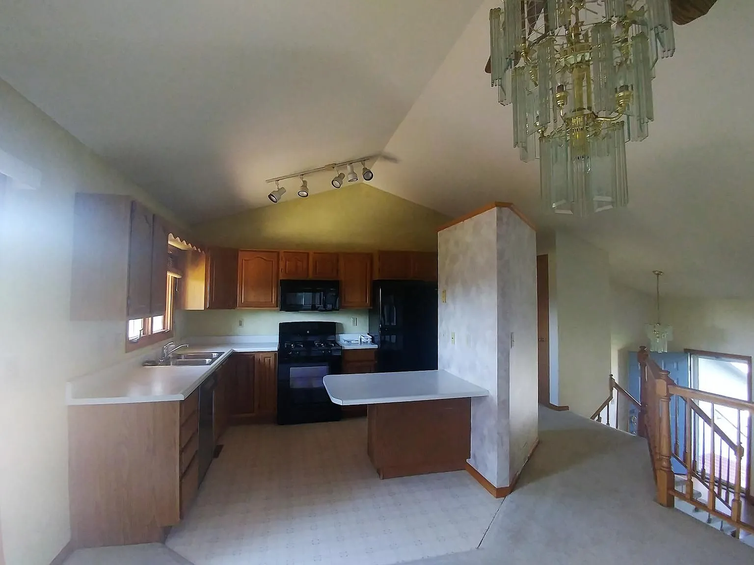 4 bed, 2400 sqft, $2,500 — Photo 4