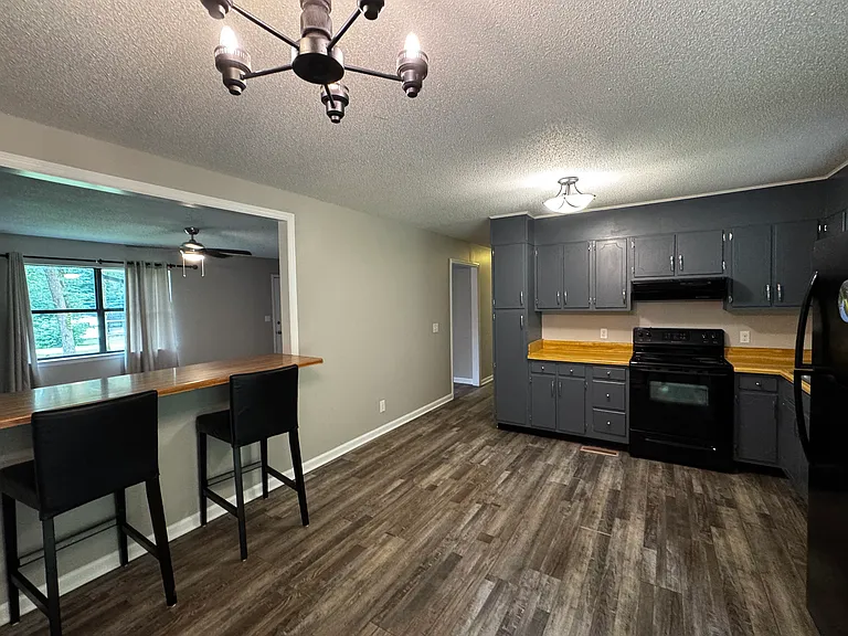281 Montlake Rd — Photo 2