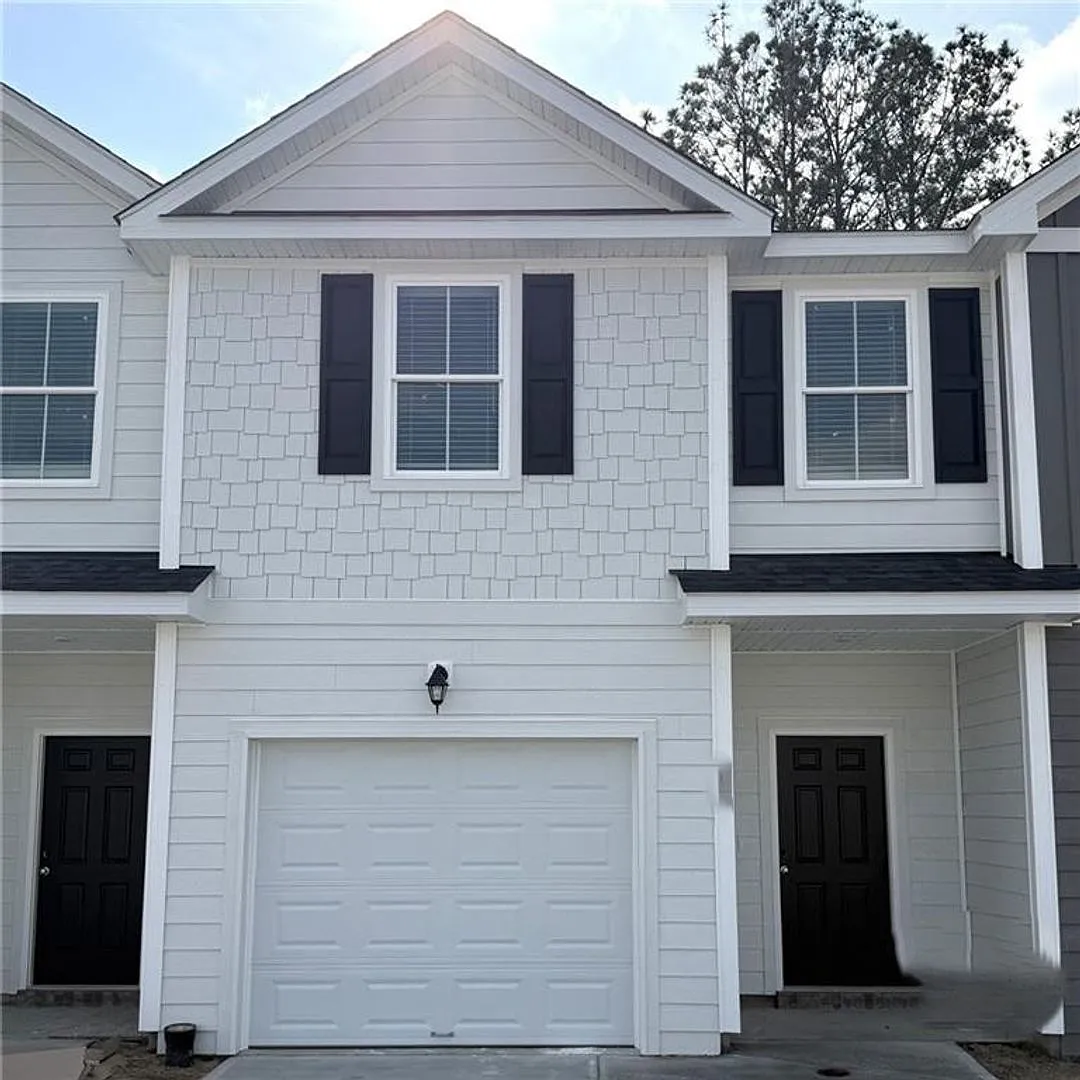 New Rental in Richmond Hill! — Photo 1