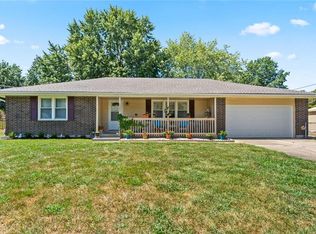1202 SE Oak Ridge Dr, Oak Grove, MO 64075